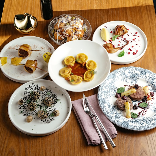 Zestaw talerzy z potrawami